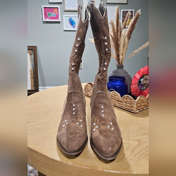 PIERRE DUMAS Faux Suede Tall Heeled Cowboy Boots. Taupe Brown/pearl Accents. 7.5 - Picture 16 of 16